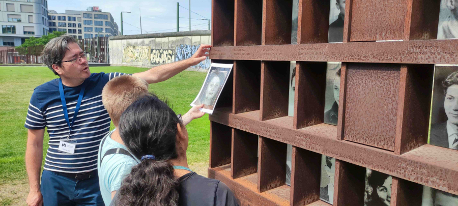 Guide am Fenster des Gedenkens
